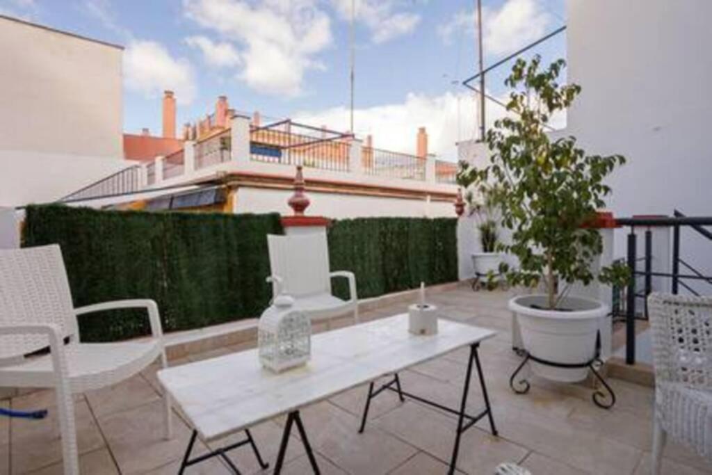 Castilla Triana Courtyard By Valcambre Appartement